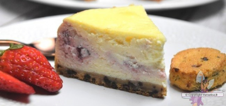 Le cheesecake aux fraises et aux petits fours au chocolat par Yumelise