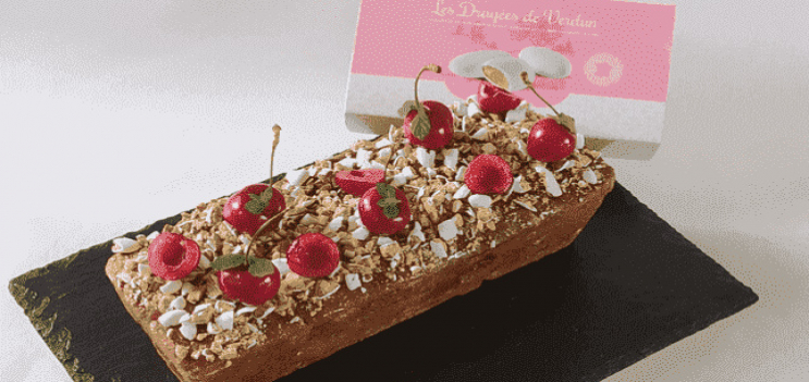 Cake craquant-gourmand aux dragées et griottes 